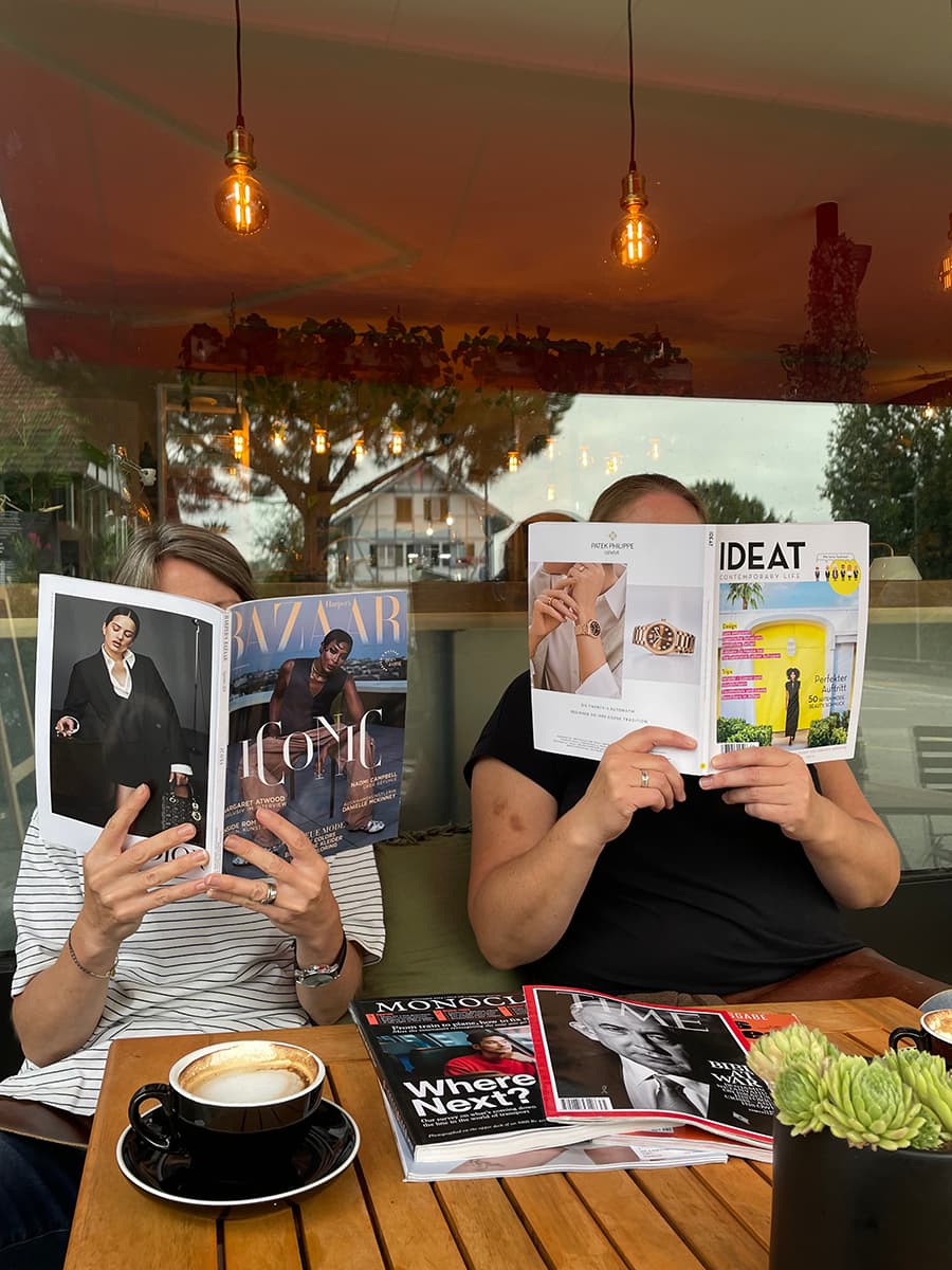 Foto mit Newsmagazin